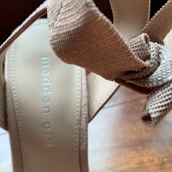 MADDEN GIRL Women's 4" Strappy Heel Suede New. Worn Once. Size 8 - Picture 10 of 11